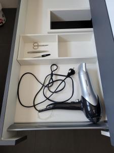 eine weiße Schublade mit einer Computermaus und einer Tastatur in der Unterkunft Ferienhaus Anne in Trier