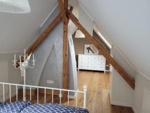Schlafzimmer im Dachgeschoss mit einem Bett und einer weißen Decke in der Unterkunft Ferienhaus Anne in Trier