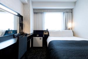 a hotel room with a bed and a window at APA Hotel Nishifunabashi Ekimae in Funabashi