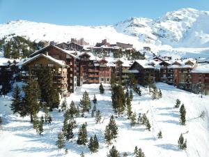 un resort nella neve con alberi e montagne di Duplex - 4 personnes ARC 1950 ad Arc 1950