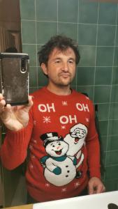 ein Mann, der ein Foto von sich selbst in einem Badezimmerspiegel macht in der Unterkunft Le Cigalou in Valaurie