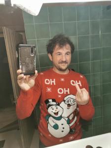 ein Mann, der ein Foto von sich selbst in einem Badezimmerspiegel macht in der Unterkunft Le Cigalou in Valaurie