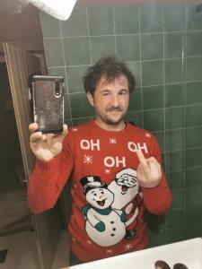 ein Mann, der ein Foto von sich selbst in einem Badezimmerspiegel macht in der Unterkunft Le Cigalou in Valaurie