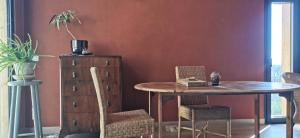 ein Esszimmer mit einem Tisch und einer Kommode in der Unterkunft Le Cigalou in Valaurie + 1 Foto