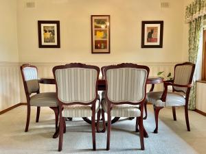 Galeriebild der Unterkunft Hillside Retreat with Pool in Flagstaff Hill