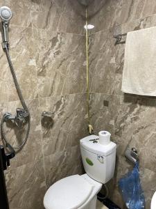 une salle de bain avec toilettes et douche dans l'établissement TayHo Rose202 Homestay, à Hanoï