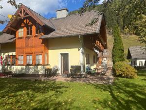 a large house with a porch and a yard at Casa Festini in Thomatal