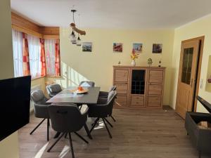 a dining room with a table and chairs at Casa Festini in Thomatal
