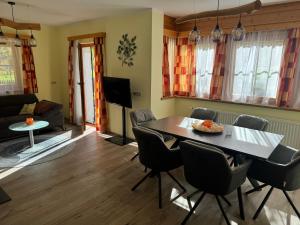 a living room with a table and chairs at Casa Festini in Thomatal