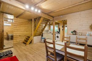 a kitchen and dining room in a log cabin at Całoroczny, drewniany domek przy lesie in Prażmów