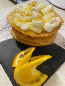 un cupcake avec une tranche de citron sur une assiette dans l'établissement Alabe Hotel Marina di Tresnuraghes, à Porto Alabe