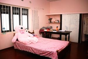 Ένα ή περισσότερα κρεβάτια σε δωμάτιο στο Jayashri Villa