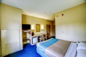 TV a/nebo společenská místnost v ubytování Motel 6-Huntsville, ON