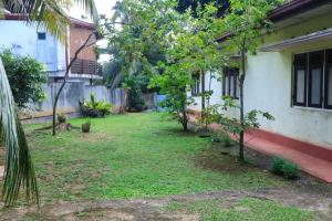 Κήπος έξω από το Jayashri Villa