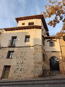 ein Backsteingebäude mit Ziegeldach in der Unterkunft Casona Arquillo del Judío in Toledo