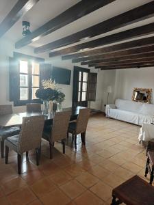 ein Esszimmer mit Tisch und Stühlen und einem Bett in der Unterkunft Casona Arquillo del Judío in Toledo