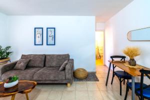 a living room with a couch and a table at רז אירוח ברמה- in Qasrîne