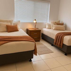 Ένα ή περισσότερα κρεβάτια σε δωμάτιο στο Grand Riverside Retreat in Annandale & Space for All