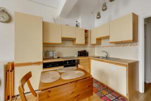 Kuchyň nebo kuchyňský kout v ubytování Cocon chaleureux aux portes de Paris