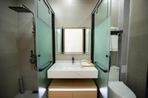 Et badeværelse på Feihua Qingmeng Homestay