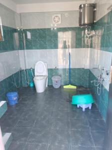 Et badeværelse på Bhavya Home Stay