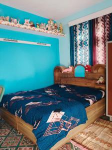 En eller flere senge i et værelse på Bhavya Home Stay