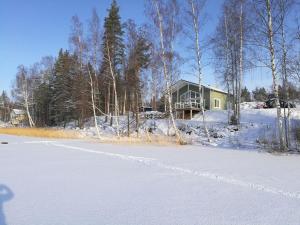 een huis aan de kant van een besneeuwde weg bij Tarula Holiday Home in Melkoniemi