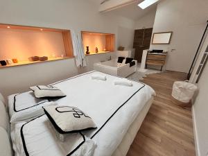 a bedroom with a large white bed in a room at Un toit pour 2 in Le May-sur-Èvre