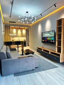 TV a/nebo společenská místnost v ubytování Downtown Loft