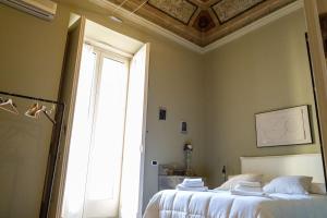 Voodi või voodid majutusasutuse Historic Home with Frescoes near the Royal Palace toas