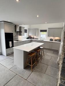 Fotografie z fotogalerie ubytování Gelli Genlas -Charming Farmhouse with Modern Twist v destinaci Synod