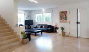 ein Wohnzimmer mit Sofa und Tisch in der Unterkunft Villa Souad - havre de paix et charme tunisien aux portes de Tunis in La Marsa + 50 Fotos