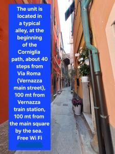 una señal en el lado de una calle al lado de un edificio en Le Stanze del Barbara, en Vernazza