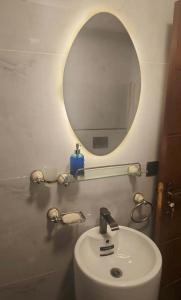 Ένα μπάνιο στο Luxury Clifton 2-BR Flat