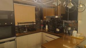 Η κουζίνα ή μικρή κουζίνα στο Luxury Clifton 2-BR Flat