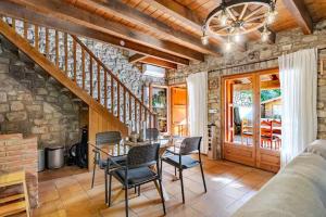 ein Esszimmer mit Tisch und Stühlen in der Unterkunft El Vilarot. La casa de piedra en la naturaleza. in Girona