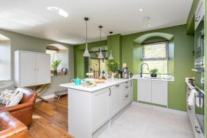 Kuchyň nebo kuchyňský kout v ubytování Sunny Luxurious 2 bedroom Holiday cottage