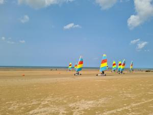 eine Gruppe Segelboote an einem Sandstrand in der Unterkunft Cottage Le pêcheur du Grand Large proximité plage in Asnelles