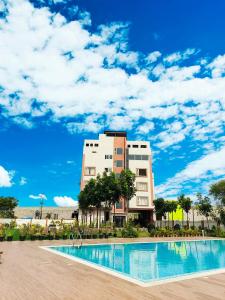 un hotel con piscina frente a un edificio en Zuke Garden & Resort, en Purulia