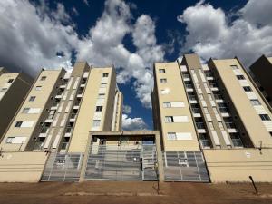 due alti condomini con il cielo sullo sfondo di Conforto e estilo inspirado em Nova York - Centro de Palmas a Palmas