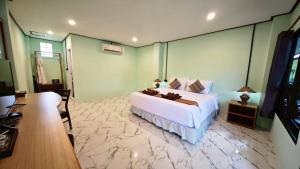 TV a/nebo společenská místnost v ubytování Dong Talay Lipe Beach Resort