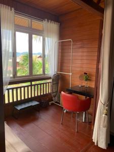 Zimmer mit einem Schreibtisch, einem Fenster, einem Tisch und einem Stuhl in der Unterkunft Hidden Grove 