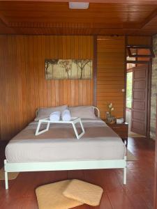 ein Schlafzimmer mit einem Bett und einem Tisch darauf in der Unterkunft Hidden Grove 