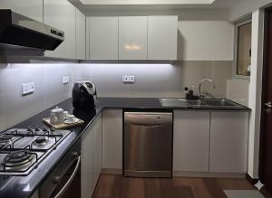 Kuchyň nebo kuchyňský kout v ubytování Bentley Luxury Suite - ON320 Colombo 02