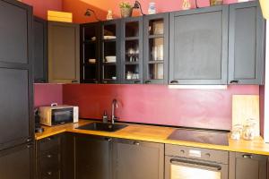 Köök või kööginurk majutusasutuses Historic Home with Frescoes near the Royal Palace