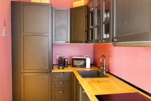 Köök või kööginurk majutusasutuses Historic Home with Frescoes near the Royal Palace +26 fotot