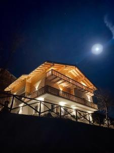 un edificio con la luna en el cielo en Chalet M, en Val di Zoldo