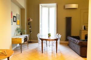 Posezení v ubytování Historic Home with Frescoes near the Royal Palace