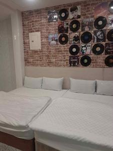 小琉球にある愛之屋のベッドルーム1室(壁に記録のあるベッド1台付)