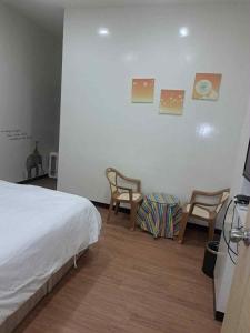 小琉球にある愛之屋のベッドルーム(椅子2脚、ベッド1台付)